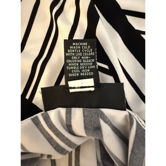 Alfani Woman Plus Size 2X Black And White Geometric Sleeveless Blouse - Picture 4 of 6